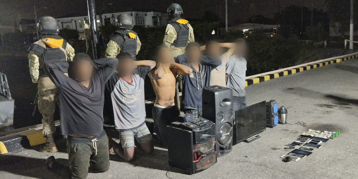 Seis asaltantes del Golfo de Guayaquil, que se escondían en el manglar, fueron capturados por la Armada