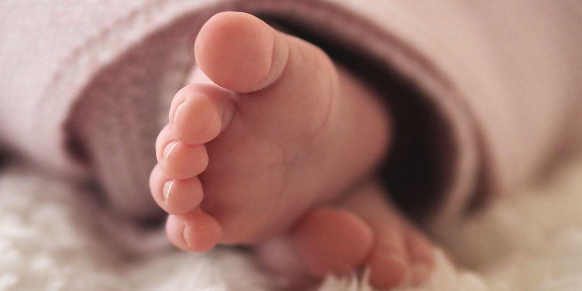 Una madre añade droga en el biberón de su bebé para dormirlo y él muere, en Estados Unidos