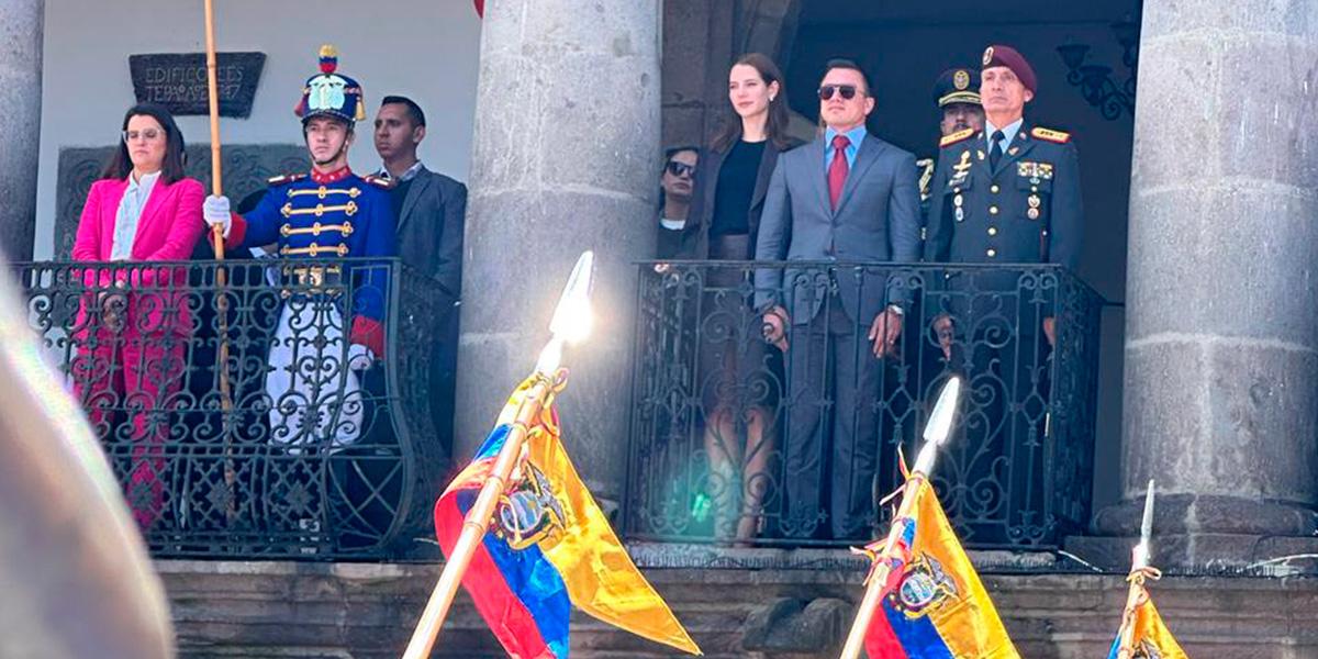 Daniel Noboa saluda a sus simpatizantes desde el Palacio de Carondelet