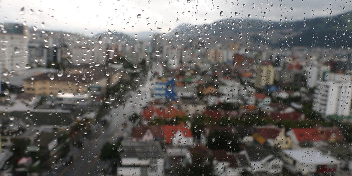 Quito: el aguacero con granizo dejó cuatro zonas inundadas y un colapso estructural