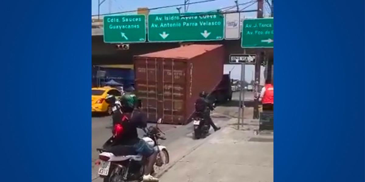 Tráiler choca contra un paso a desnivel en el norte de Guayaquil