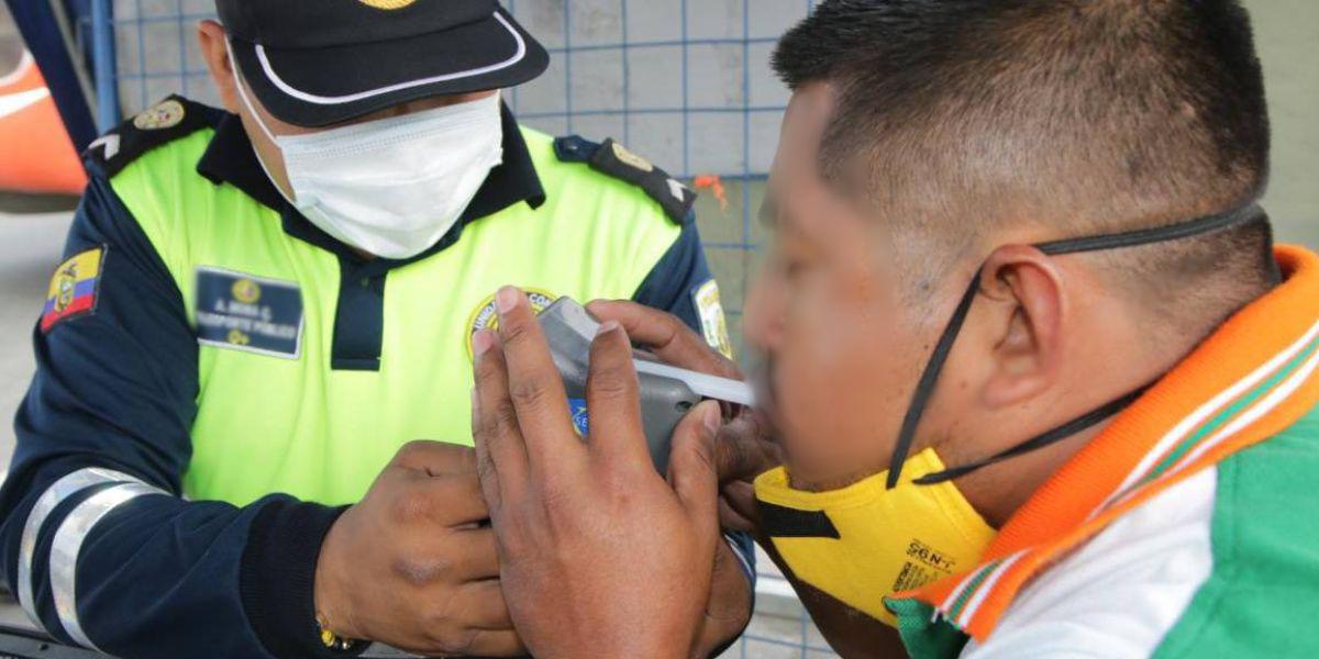 Un motociclista fue detenido por conducir ebrio con su hija a bordo, en Quito