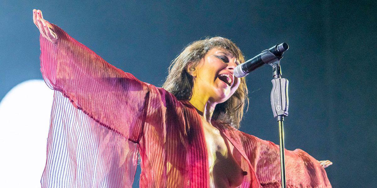 La cantante Eva Amaral destapa su pecho en pleno festival musical como signo de protesta