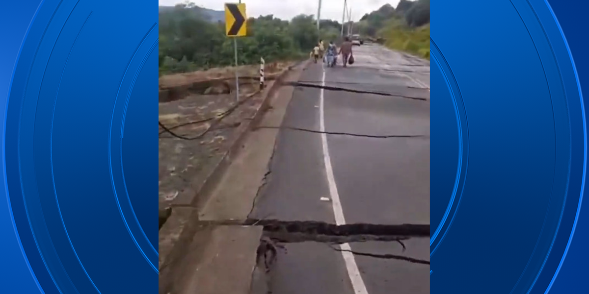 Deslizamiento de tierra en Tosagua, Manabí, obliga a decenas de familias a evacuar