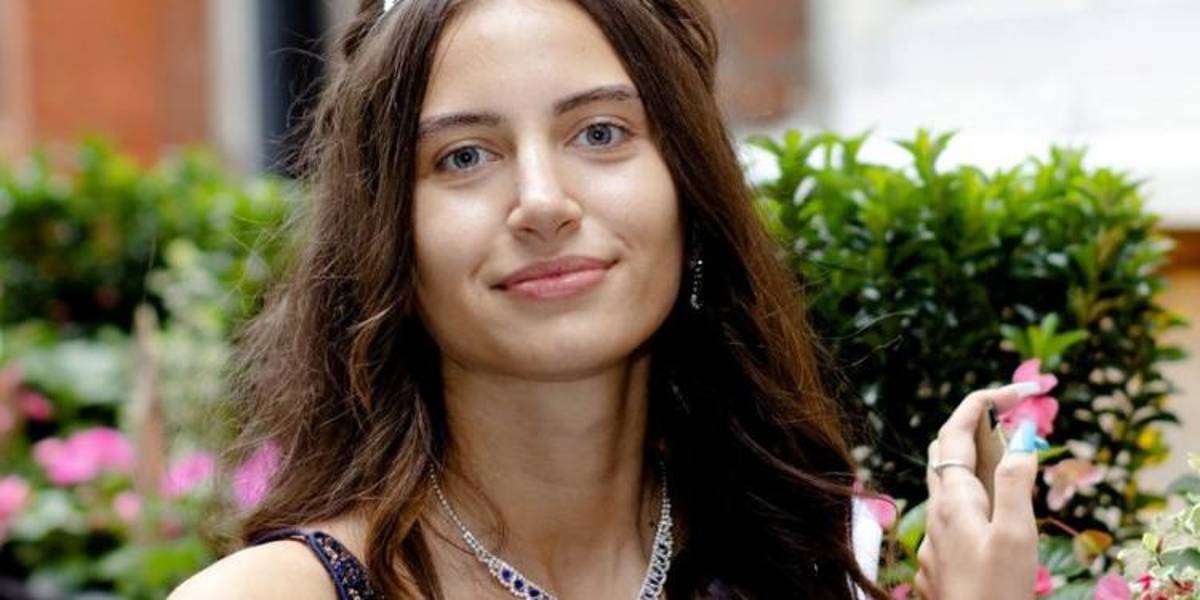 Melissa Rauf, candidata a Miss Inglaterra, participa sin maquillaje