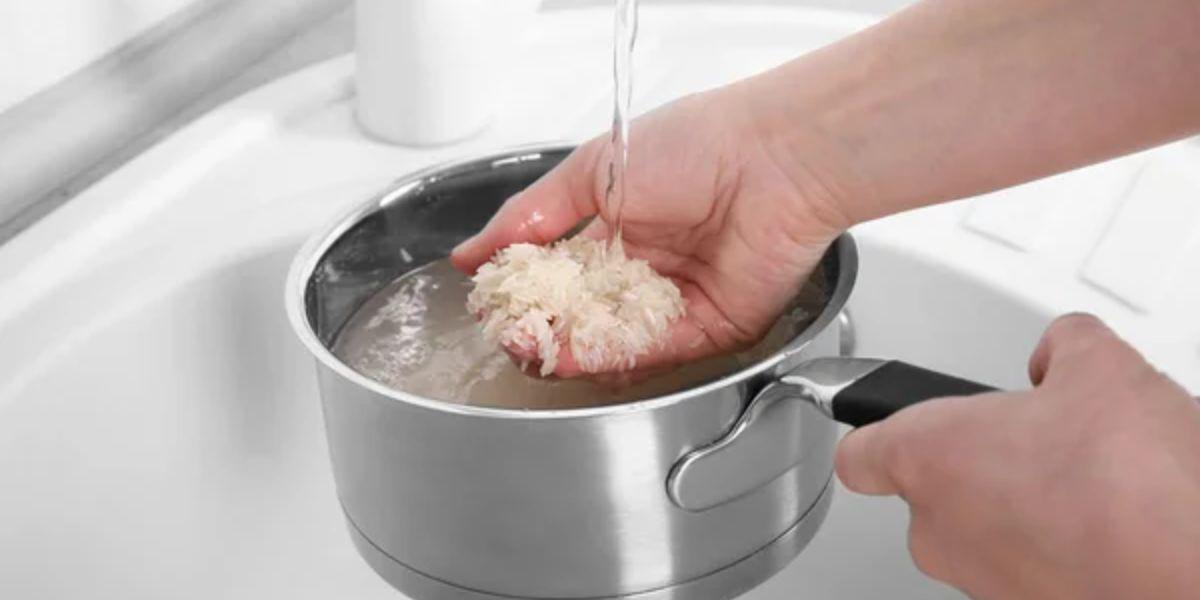 La desconocida razón por la que debes lavar el arroz, y no es para eliminar el almidón