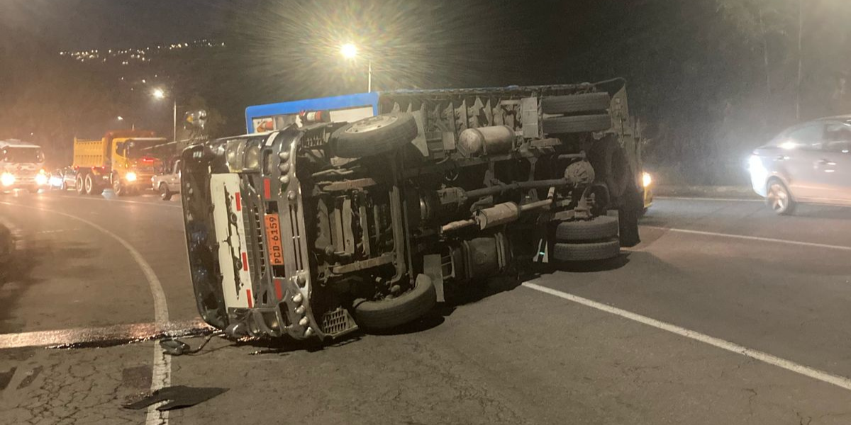 Quito | Un camión se volcó en la avenida Simón Bolívar y hay dos carriles cerrados