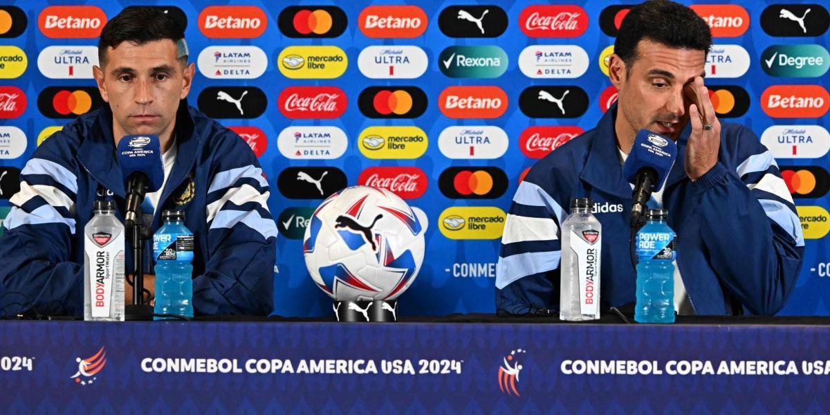 Scaloni y Dibu Martínez respaldan a los jugadores uruguayos y a Bielsa