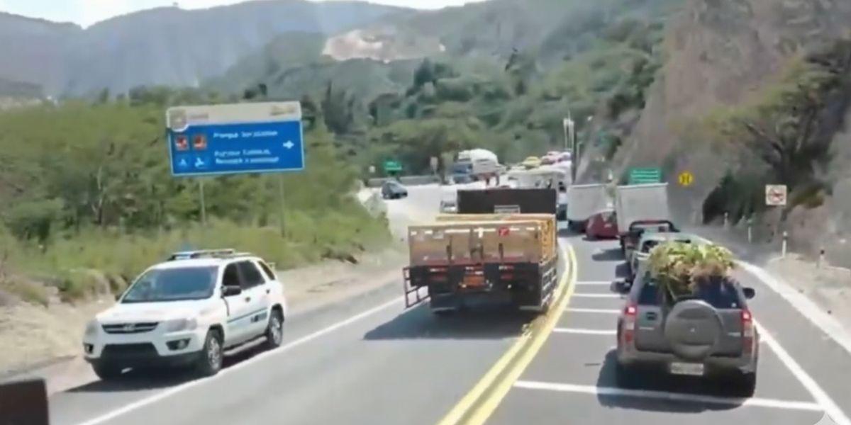 Un camión invadió carril y casi arrolla a policías motorizados, en Guayllabamba