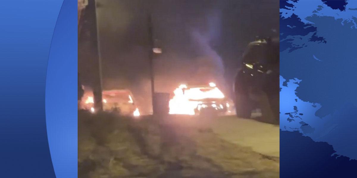 Fuego en dos vehículos genera alarma en el norte de Guayaquil