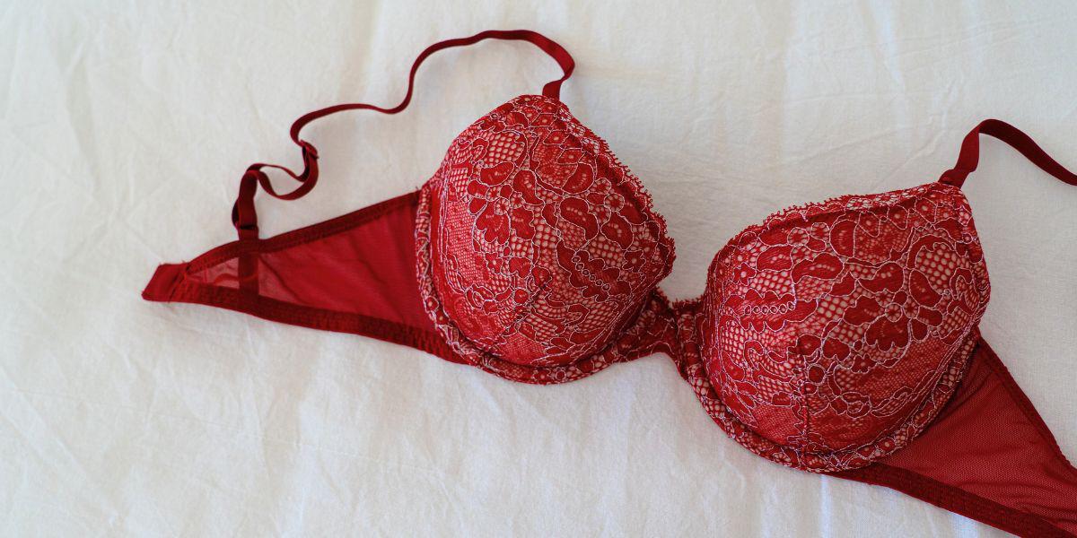 Una bacteria carnívora alojada en el brasier de una mujer casi le causa la muerte, en Escocia