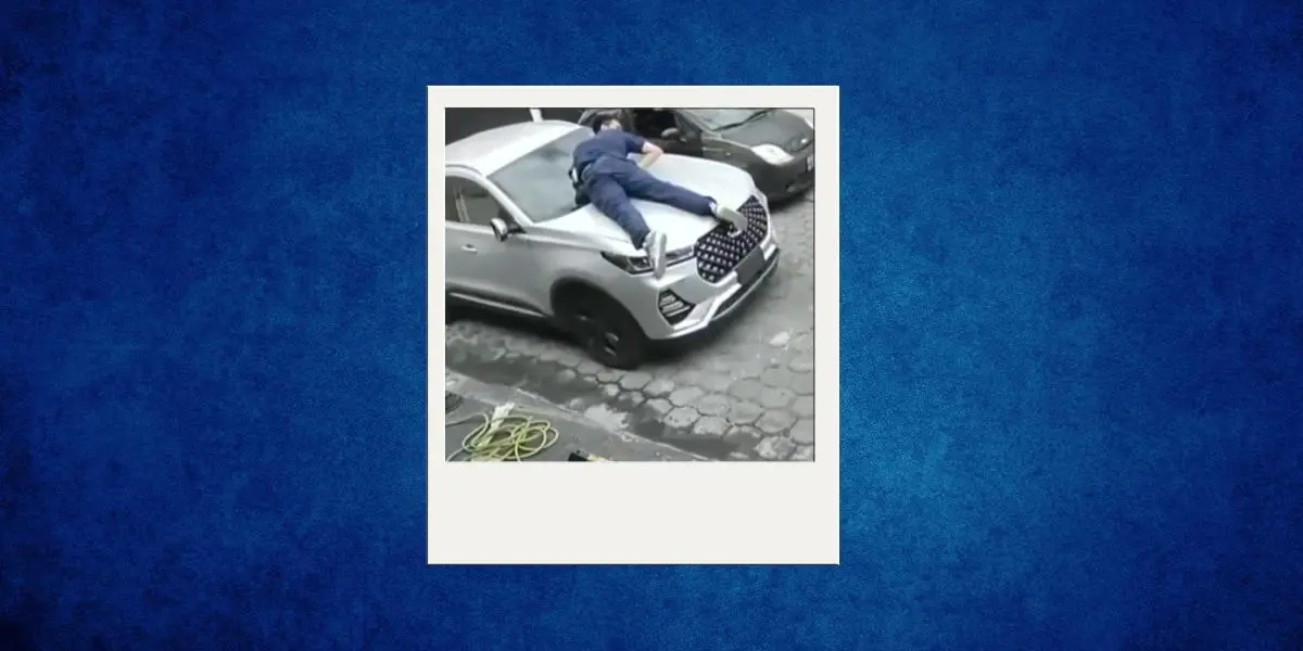 Un hombre se subió al capó de su auto para evitar que se lo roben, en Quito