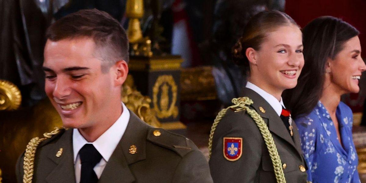 La princesa Leonor y un cadete se viralizan por supuesto coqueteo delante del rey y la reina de España