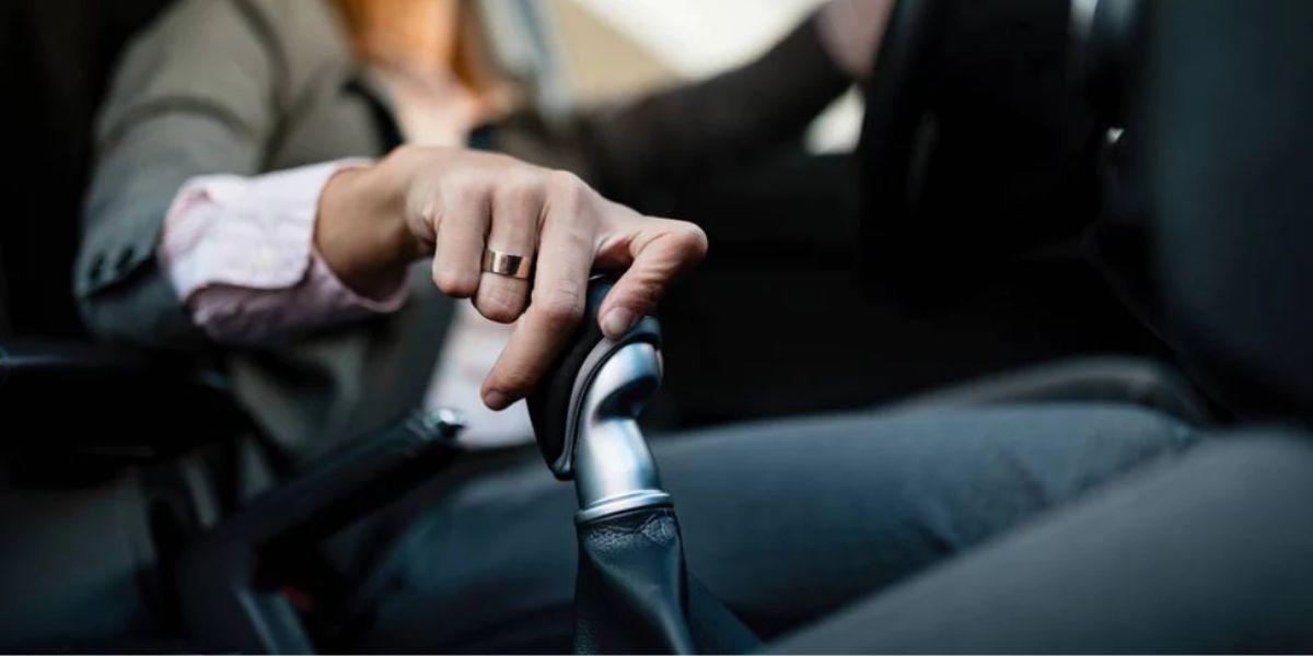 Tips de conducción: ¿cómo ahorrar combustible en un auto mecánico?