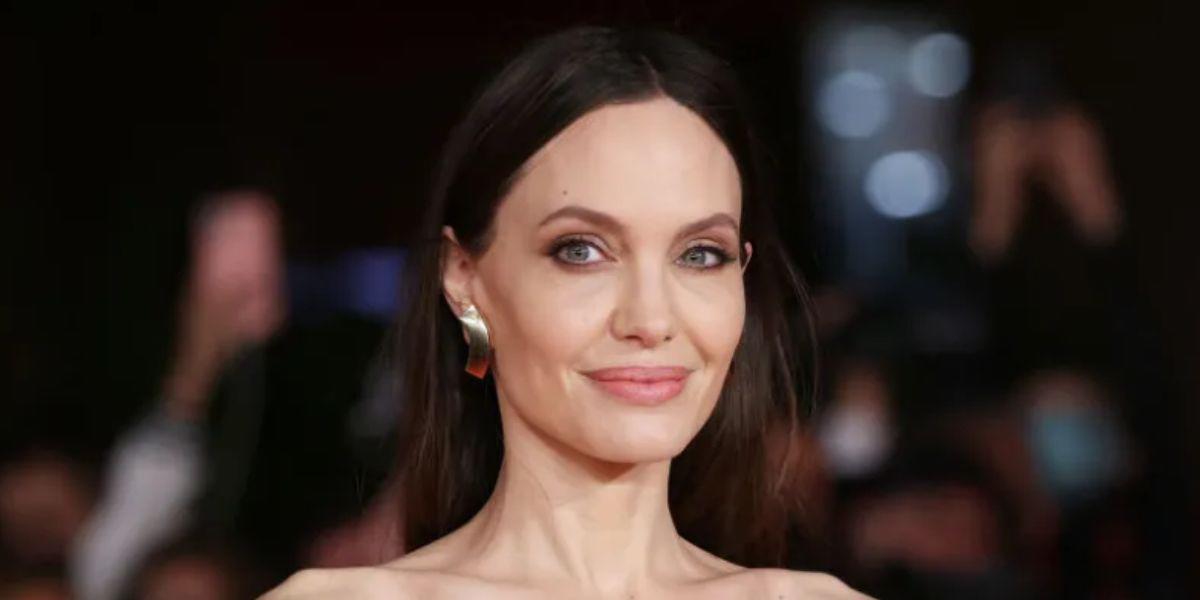 El controversial nuevo tatuaje de Angelina Jolie causa debate en redes sociales