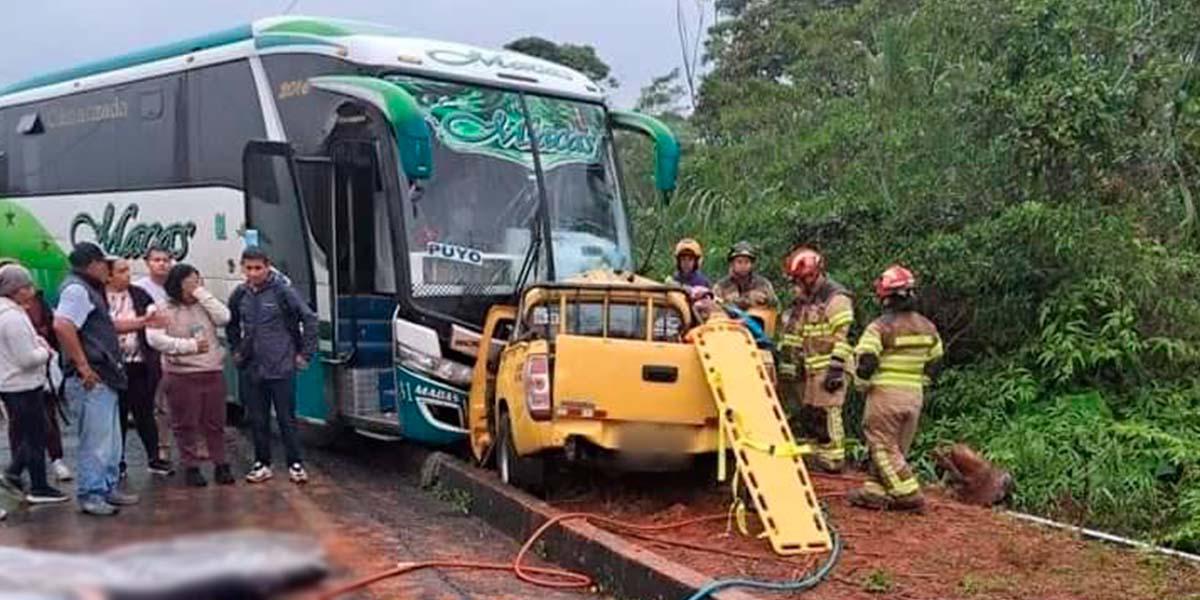 Pastaza: tres personas murieron y otras dos están heridas tras el choque entre un bus interprovincial y una camioneta