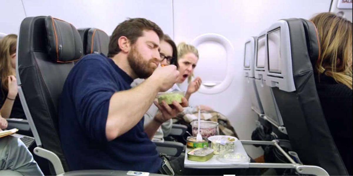 Nunca hagas esto en un avión: la impactante advertencia de una azafata en viral video de TikTok