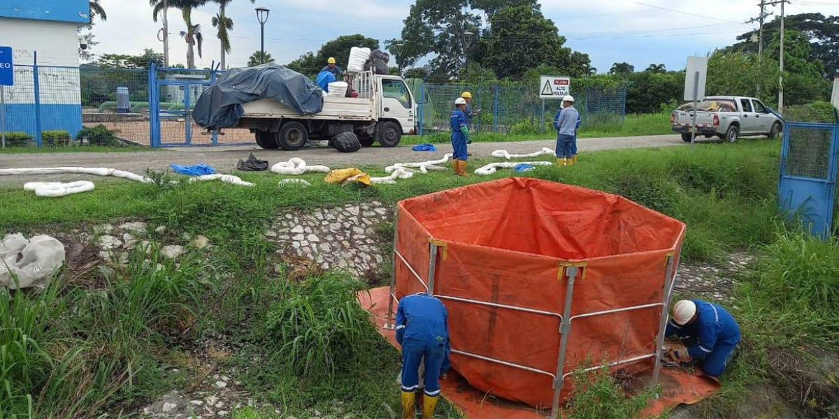 Petroecuador realizó limpieza del área contaminada por el derrame de petróleo en el canal Chongón-Cerecita-Playas