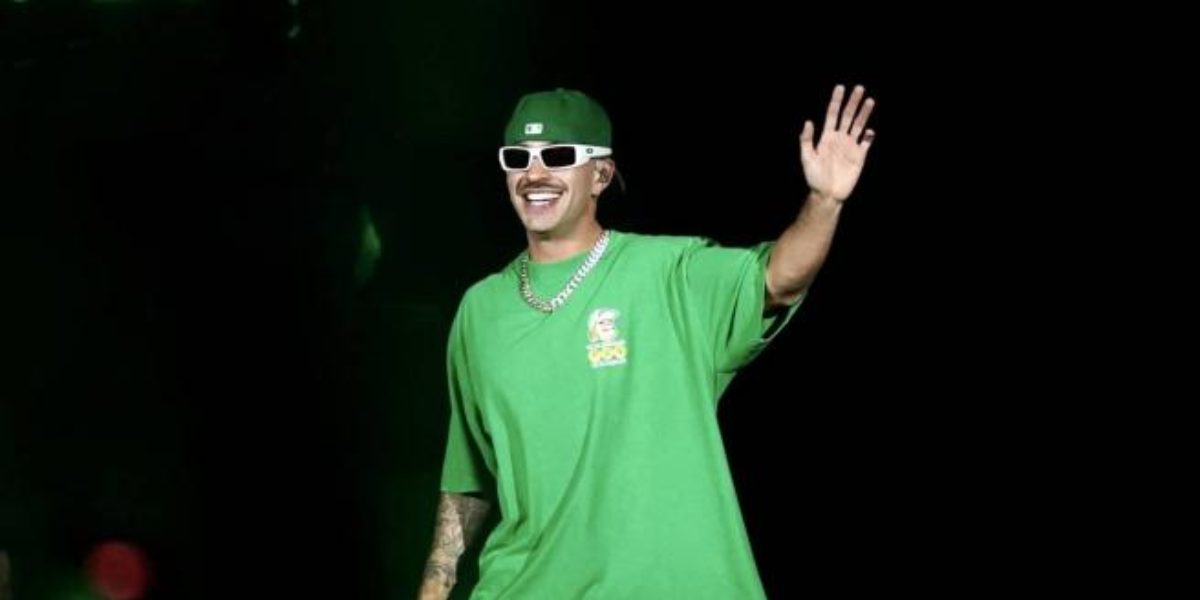 Feid le envía un curioso saludo a Karol G en pleno popular programa español