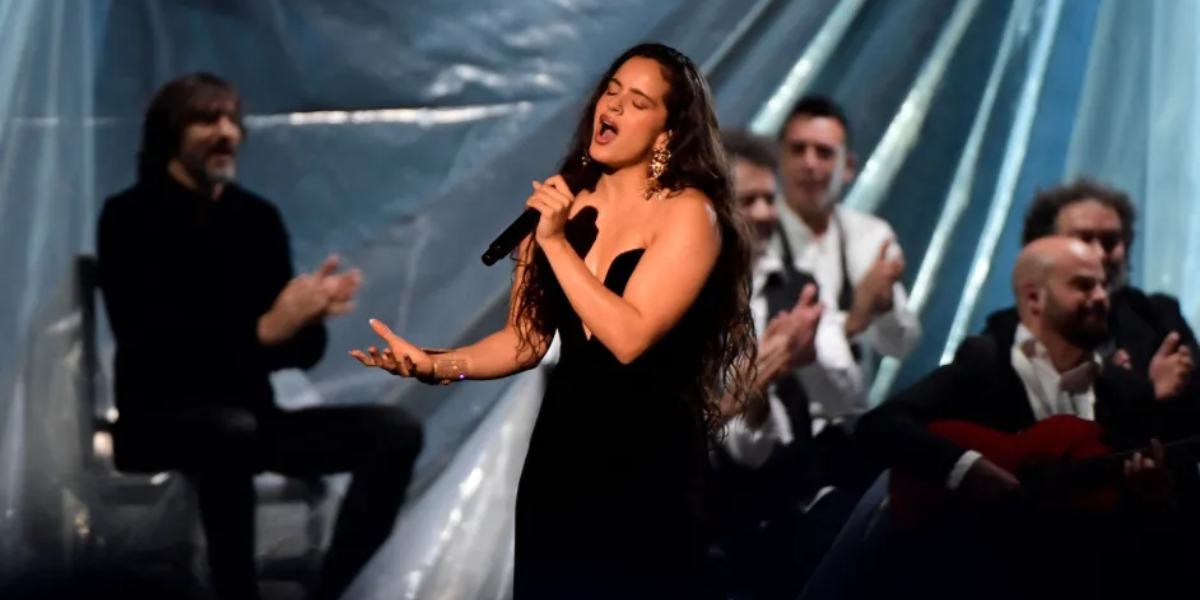 Rosalía le dedicó su interpretación de Se nos rompió el amor a Rauw Alejandro en los Latin Grammy