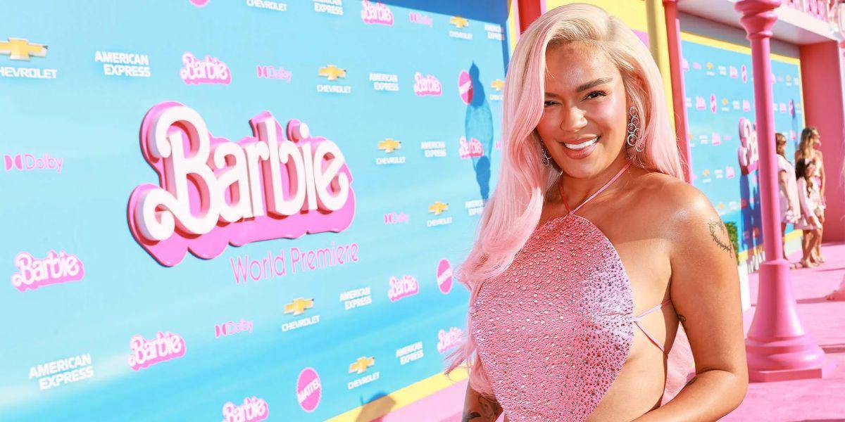 ¡Una Barbie latina! Karol G impactó con atrevido outfit en la alfombra rosa del estreno de la película