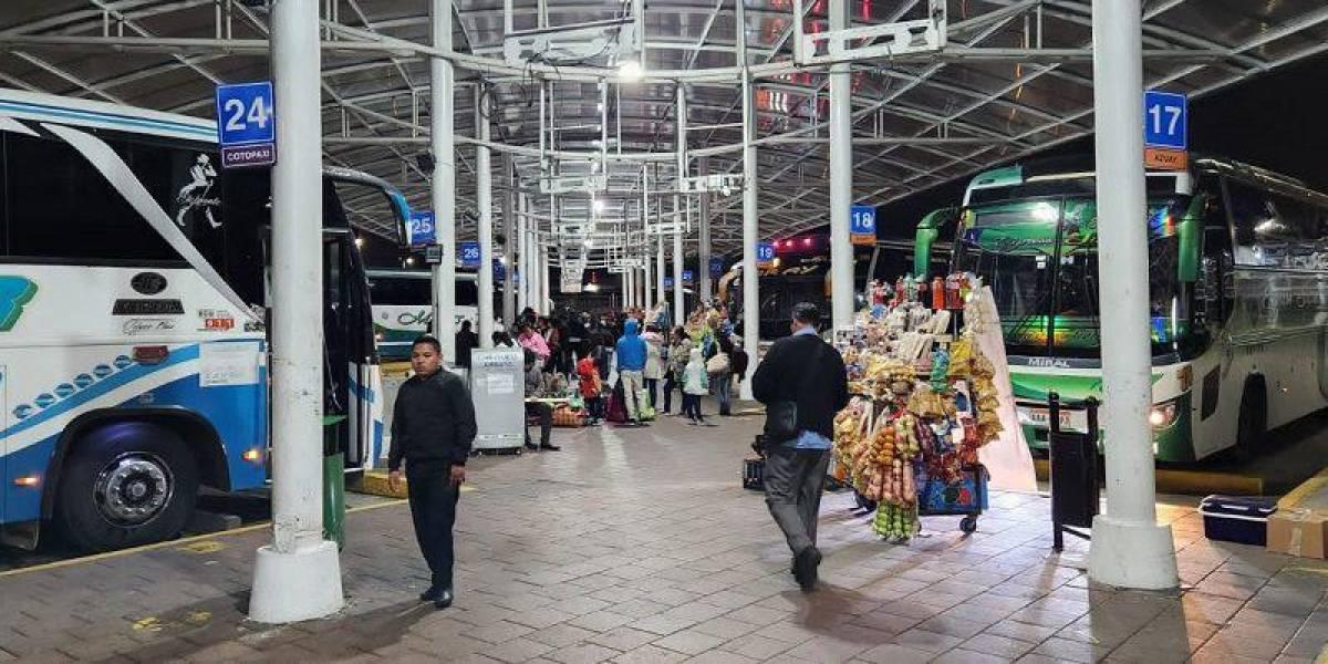 Feriado del 10 de Agosto | En las terminales de Quito, Cuenca y Guayaquil se espera la llegada de 516 mil viajeros