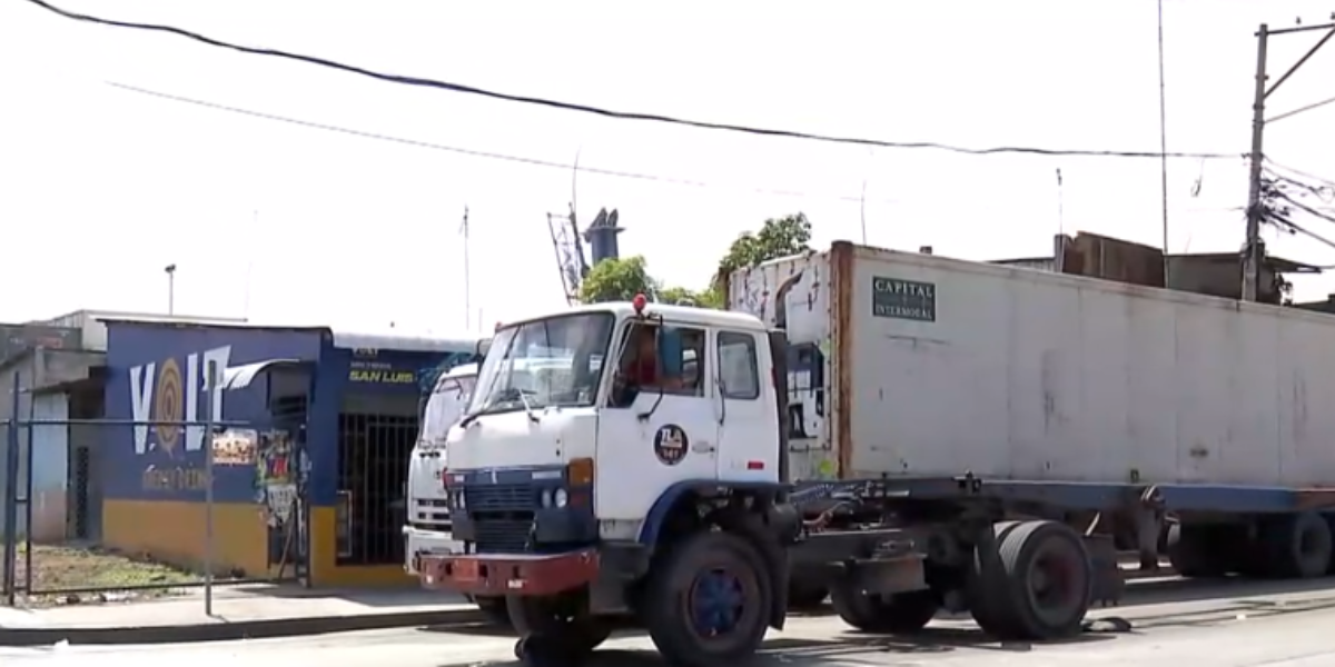 Habitantes de la Isla Trinitaria denuncian caos y daños provocados por tráileres en la entrada al Trinipuerto
