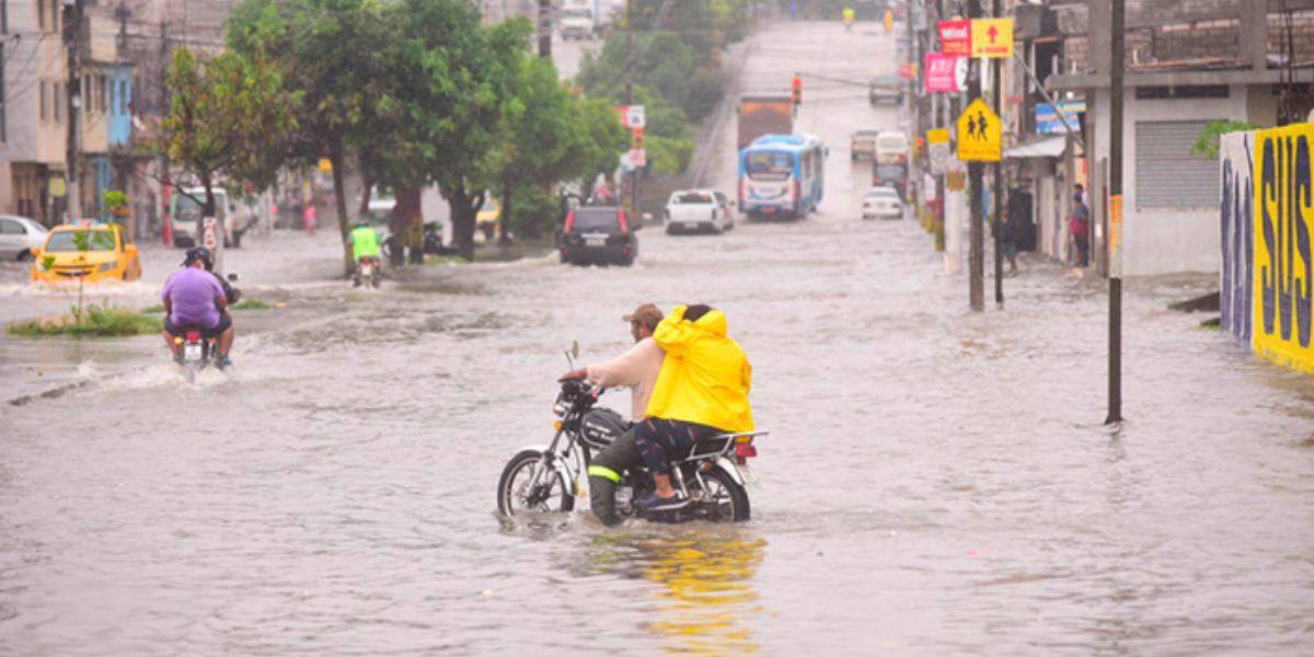 Lluvias dejan vías inundadas y recintos anegados en Guayaquil, Durán y Samborondón