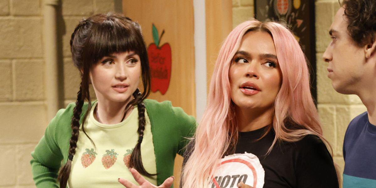 Así fue la primera aparición de Karol G en Saturday Night Live: habló español con Ana de Armas