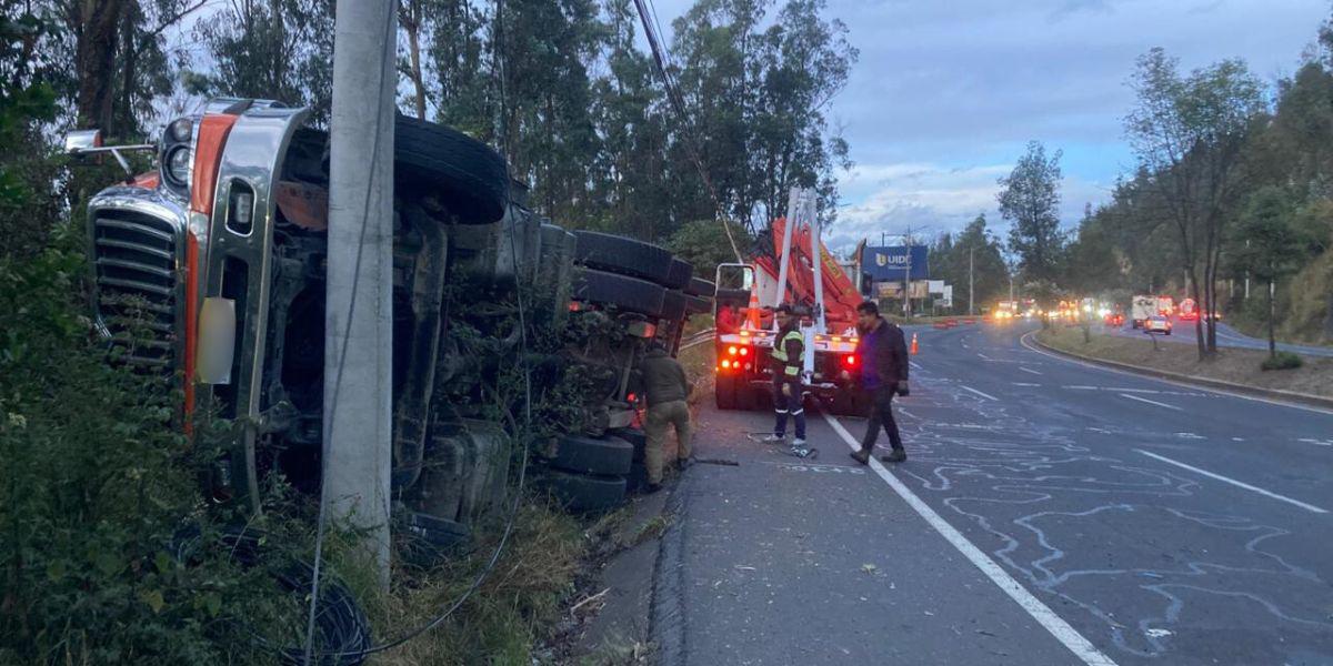 Un tráiler se volcó en la avenida Simón Bolívar y dejó sin energía eléctrica al sector UIDE