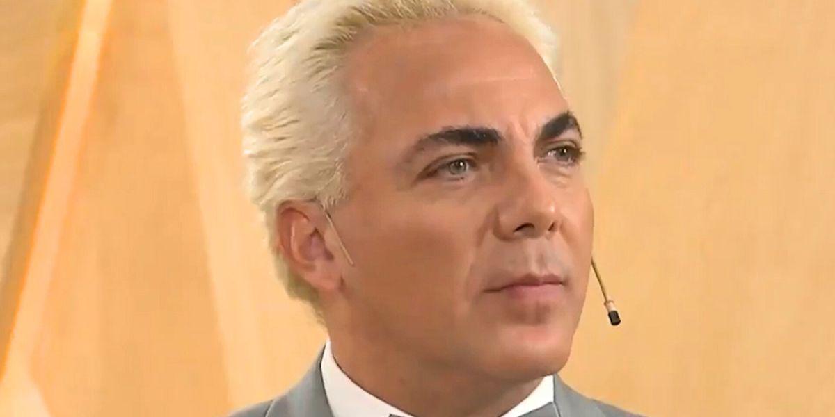 Quedó semidesnudo: Cristian Castro desata debate por sorpresiva aparición en vivo