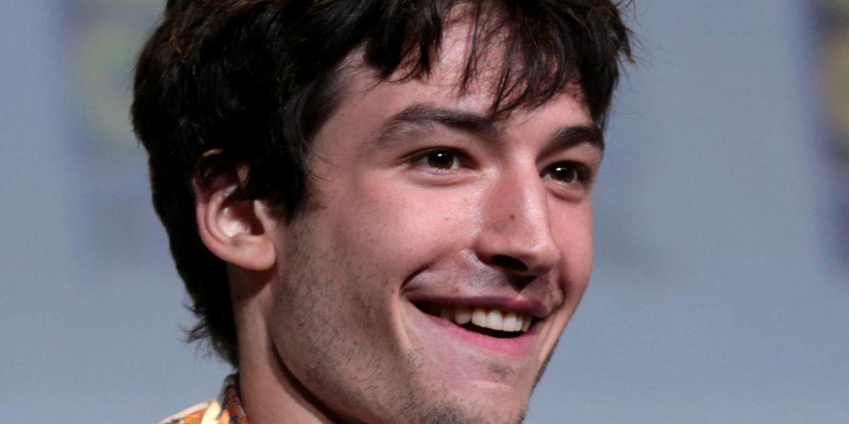 Ezra Miller aparece sorpresivamente en alfombra roja de The Flash en medio de polémicas