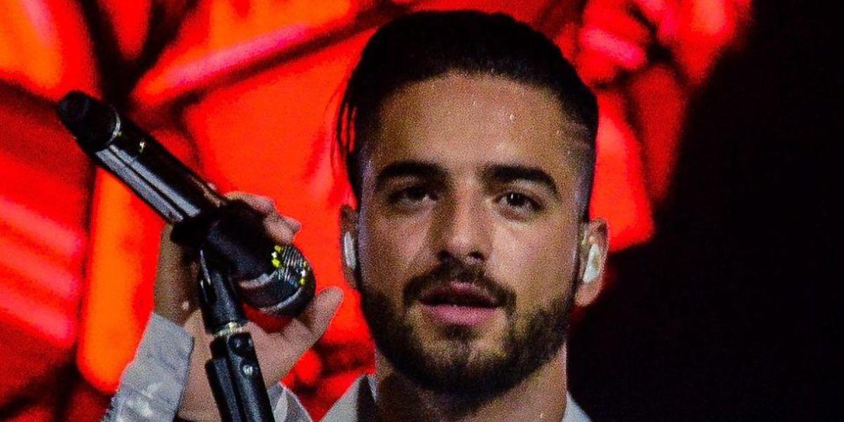 Una mujer queda en topless en pleno concierto de Maluma: el cantante la vio y reaccionó