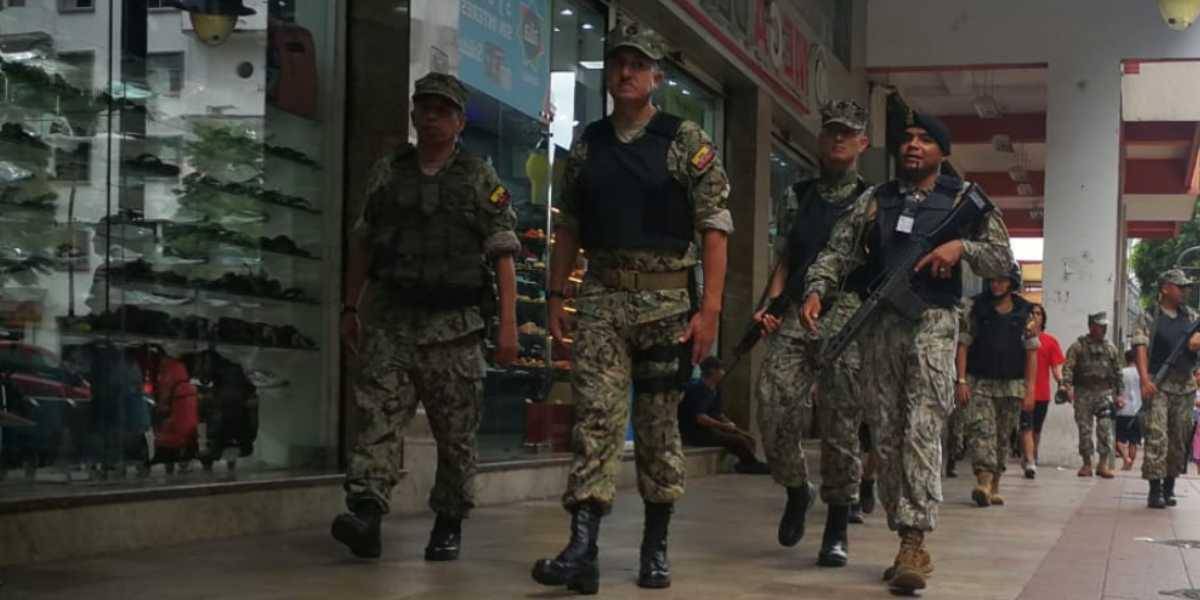 Fuerzas del orden se despliegan en Guayaquil tras alerta de atentados con bombas, este 13 de abril