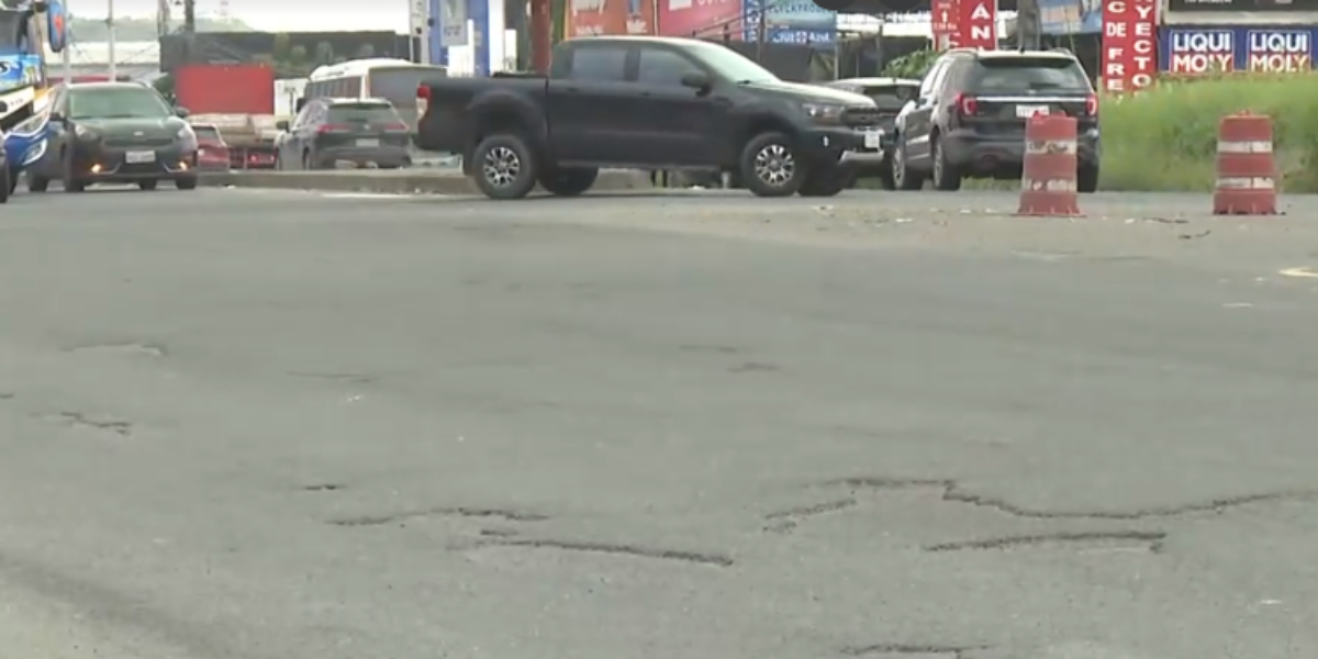 Ministerio de Transporte y Obras públicas firmó convenio de reparación de la avenida León Febres Cordero