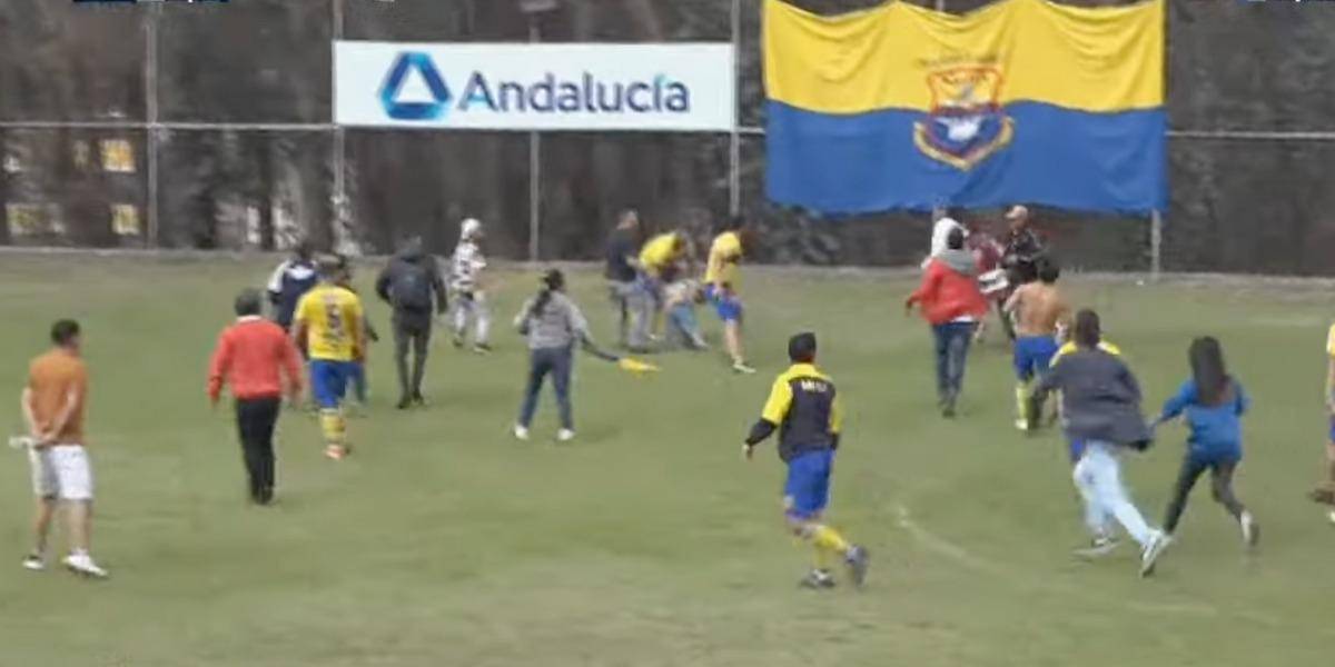 Partido de fútbol de egresados de colegios de Quito dejó varios heridos, tras batalla campal