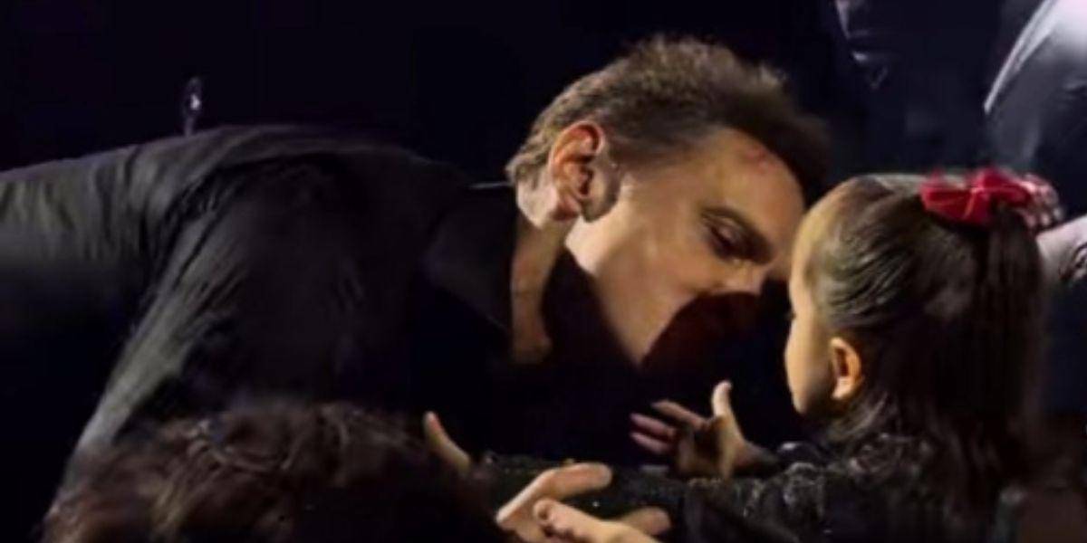 Luis Miguel besa a una pequeña niña en concierto y escandaliza las redes sociales