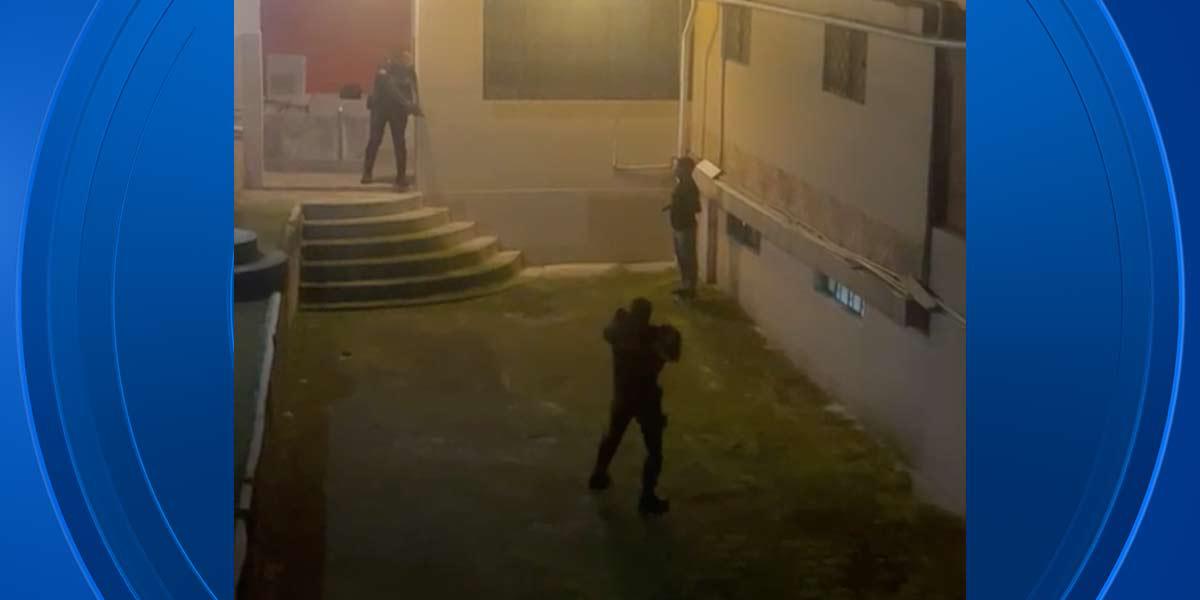 Un hombre le quitó el arma a un policía y desató balacera en Toctiuco, centro de Quito