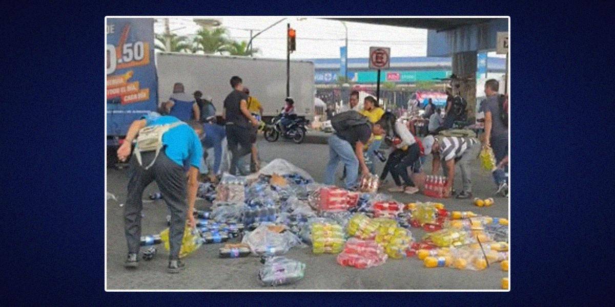 Acción ejemplar en Guayaquil se viraliza en redes: ciudadanos ayudaron a recoger bebidas que cayeron de un camión