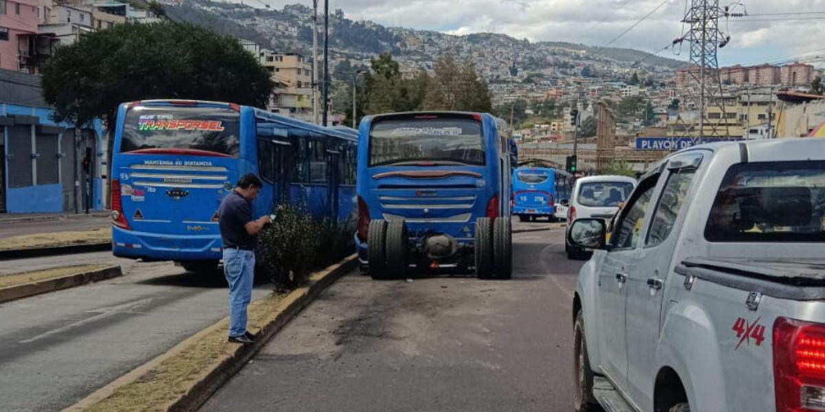 Quito: a un bus de transporte urbano se le desprendieron las llantas posteriores mientras circulaba en La Marín