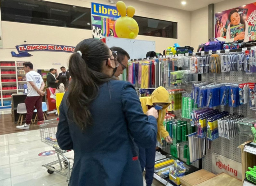 Imagen referencial. Persona comprando útiles escolares.