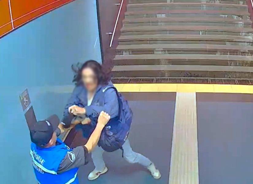 El hombre de 31 años agrediendo al personal del Metro de Quito.
