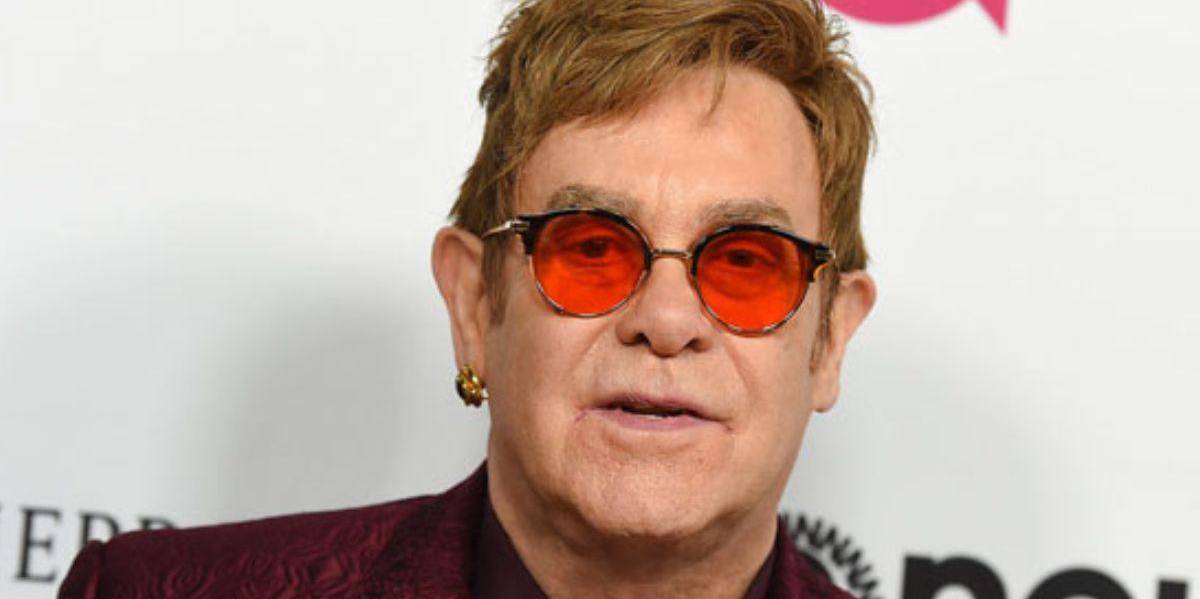 La sorpresiva aparición de Elton John en el juicio por delitos sexuales de Kevin Spacey