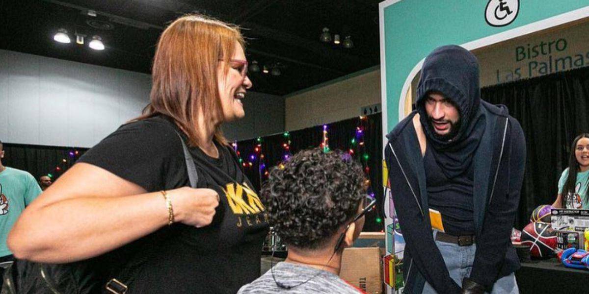 Bad Bunny aparece en la entrega de regalos masiva a niños en Puerto Rico