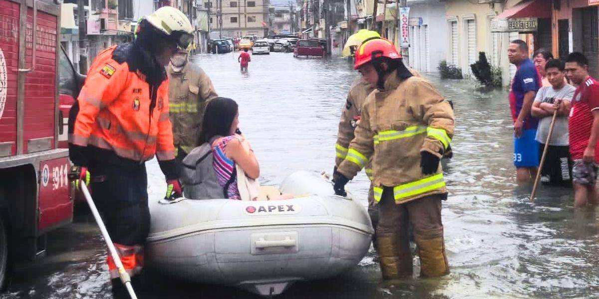 Lluvias en Guayaquil: Bomberos salvan a una mujer y su bebé, atrapados por inundación en el norte de la ciudad