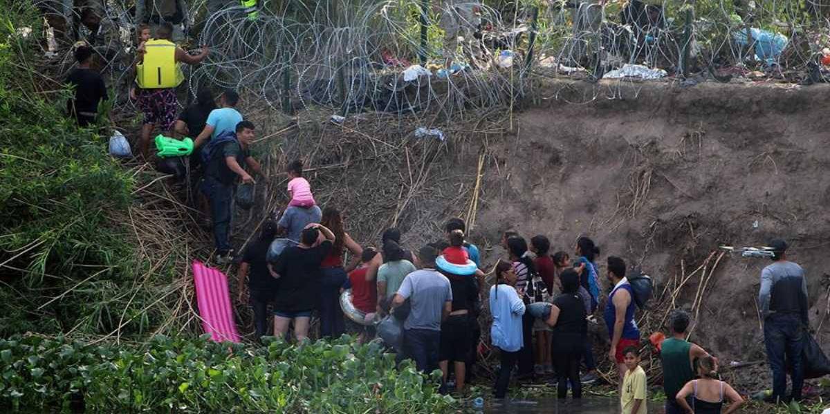 Miles de migrantes, atrapados en la frontera entre México y Texas