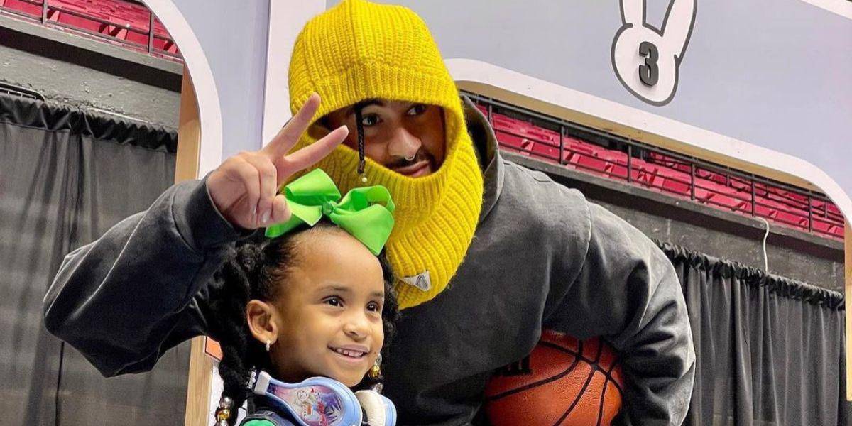 La viral entrega de regalos de Bad Bunny a niños de escasos recursos en Puerto Rico