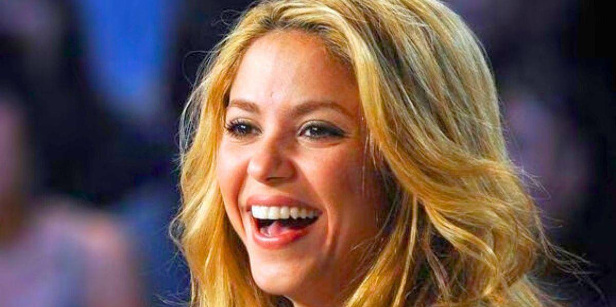 La primera cita pública de Shakira con un galán famoso: la llevó a pasear en bote por Miami, ella usó su icónico traje de baño