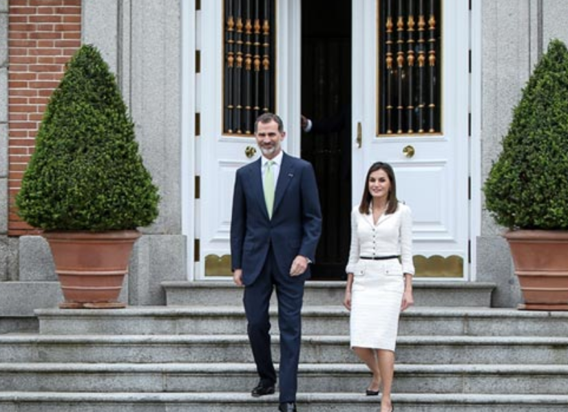 Letizia y Felipe VI en los exteriores del Palacio de Zarzuela.