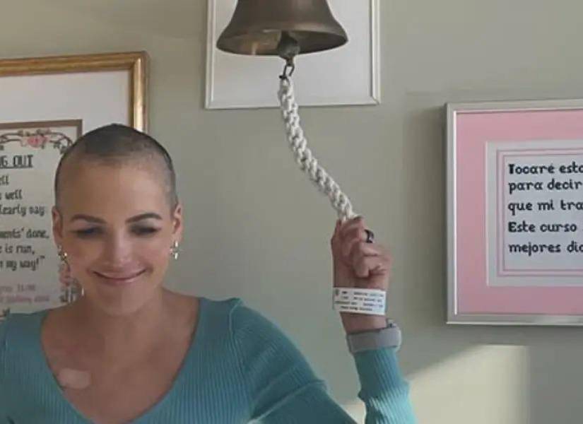 La Flaca Guerrero tocando la campana de fin de las quimioterapias.